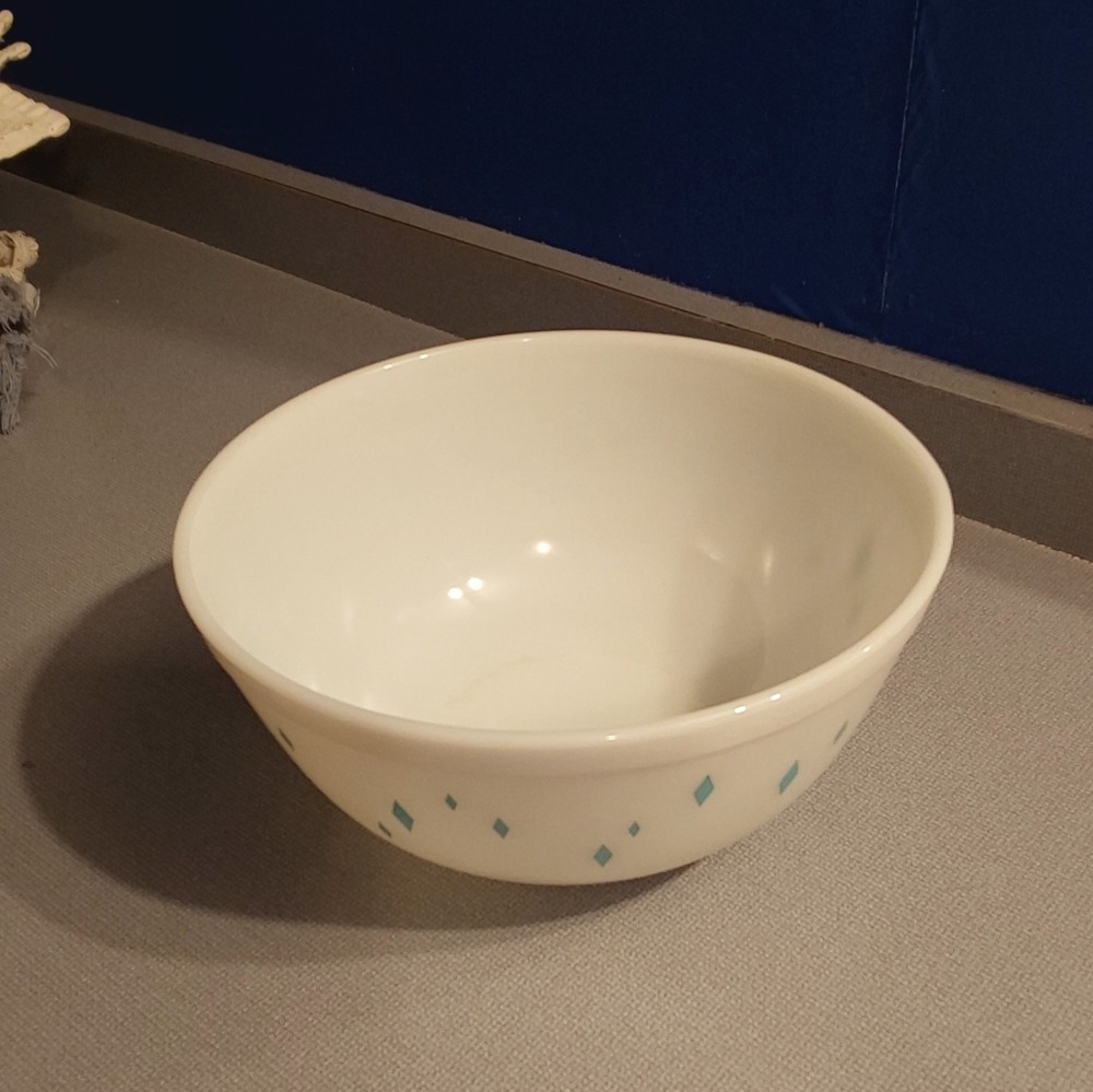 Pyrex Blue diamond mixing bowl